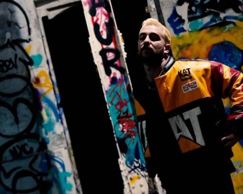 La Guarida del Dragón posando frente a una pared graffiteada