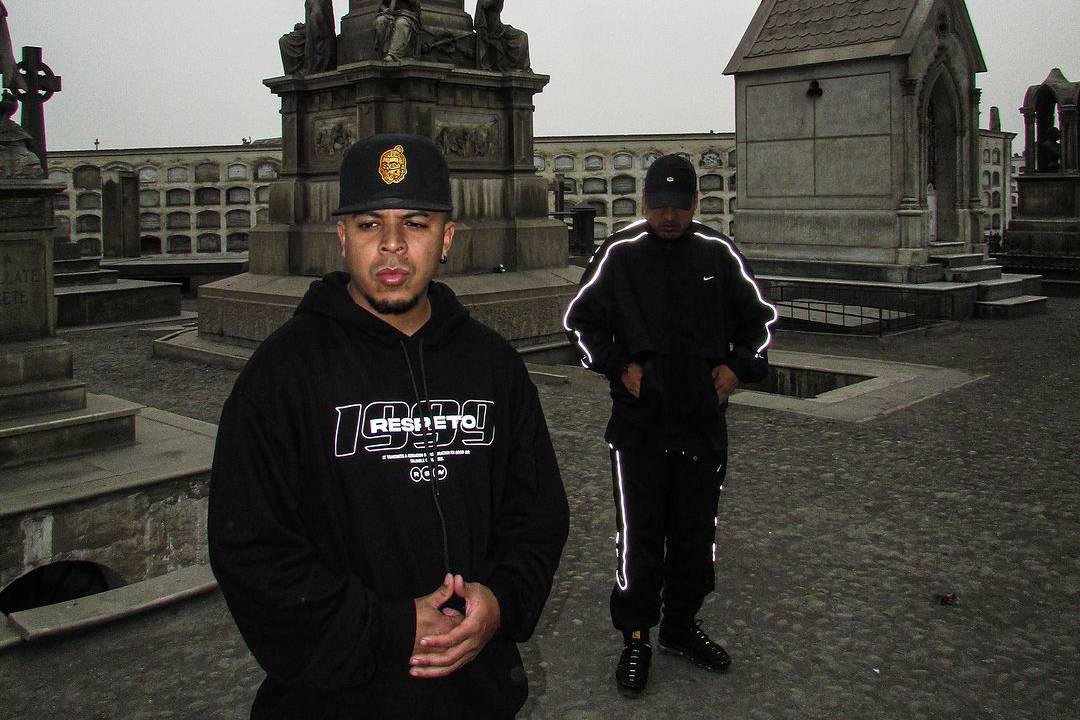 Nero Lvigi y Norick posando en el Cementerio Presbítero Maestro