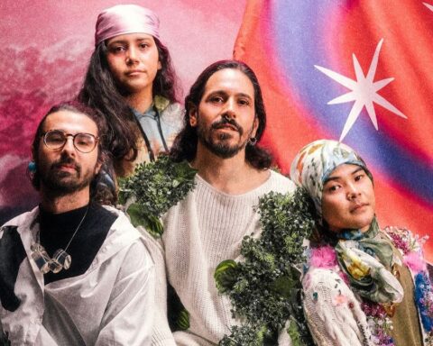 República del Carmen posando para la foto detrás de su bandera.