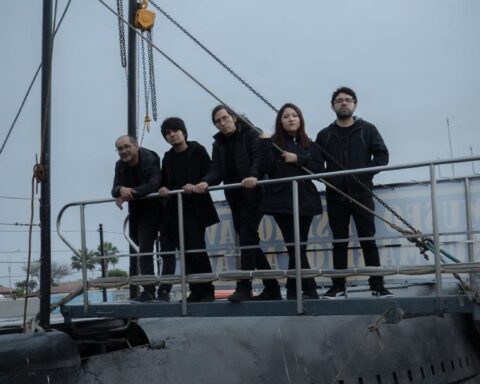 Solenoide parados en una baranda de un submarino