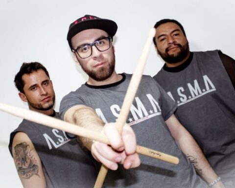 Los integrantes de A.S.M.A. posan con un fondo blanco