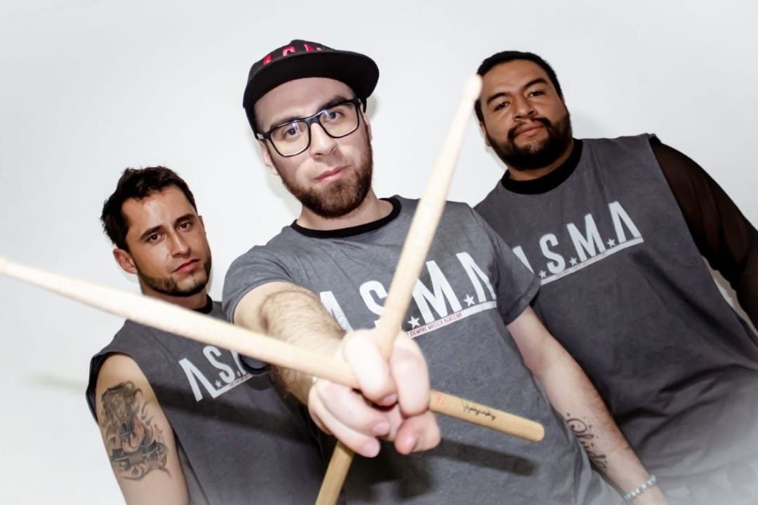 Los integrantes de A.S.M.A. posan con un fondo blanco