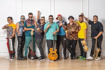 Bareto posando en una sala de estudio