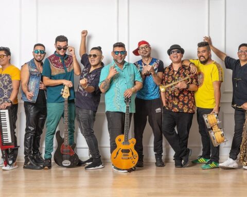 Bareto posando en una sala de estudio