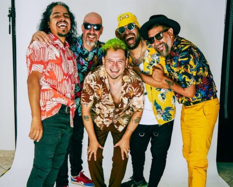 Barrio Calavera posando en un estudio fotográfico