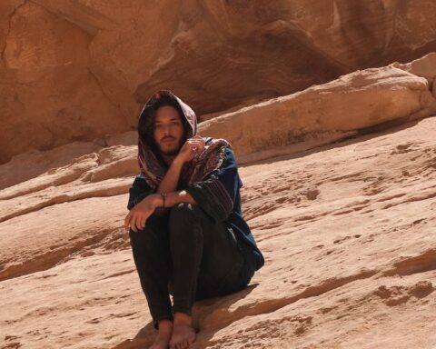 Bon Viagem sentado en una zona rocosa