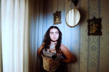 Clara Yolks posando en una casa antigua