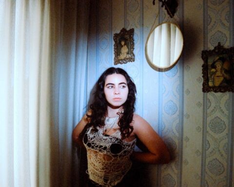 Clara Yolks posando en una casa antigua