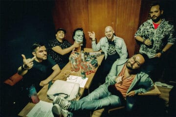 Funkenstein posando frente a la cámara sentados en una mesa