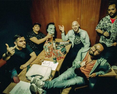 Funkenstein posando frente a la cámara sentados en una mesa