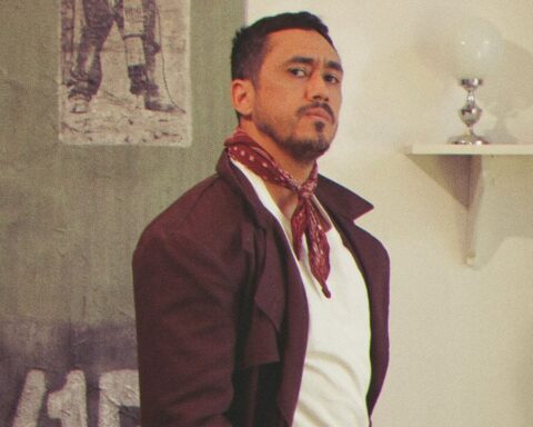 Ginope posando con polo blanco y pañuelo rojo