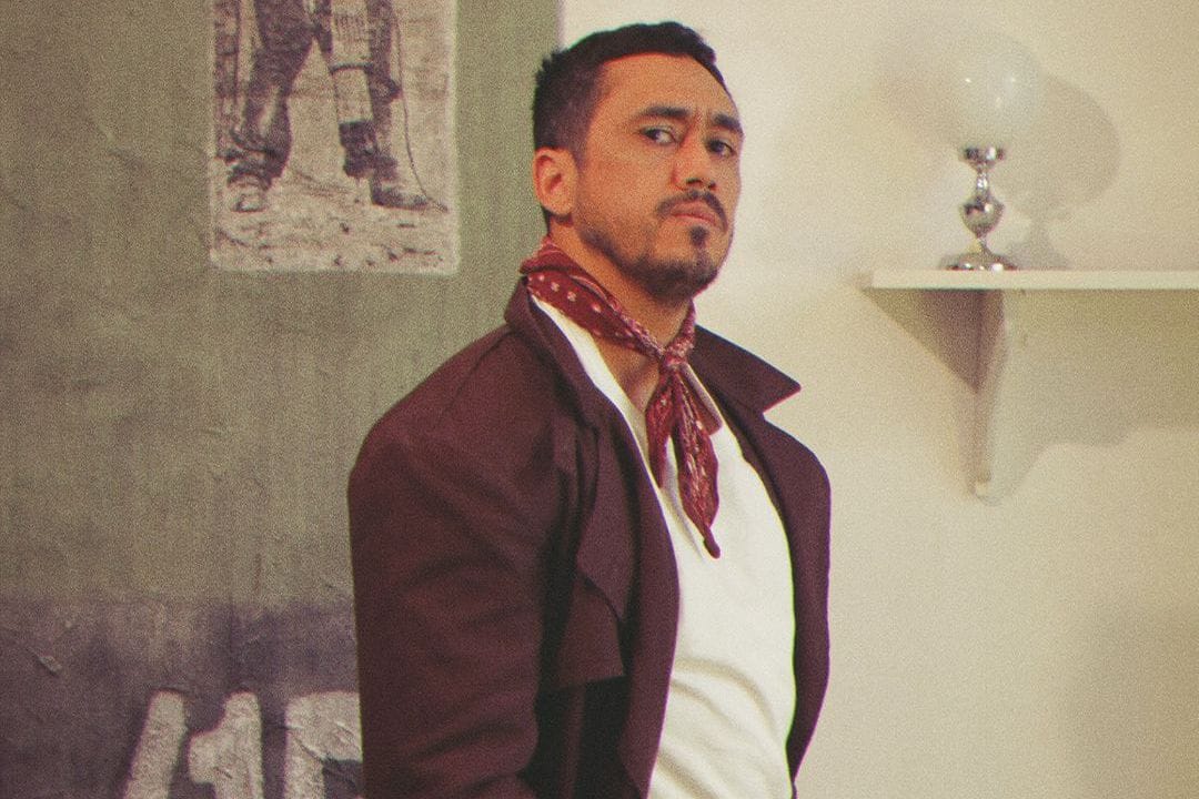 Ginope posando con polo blanco y pañuelo rojo