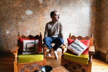 Hunters of the Alps sentado en un ambiente beige