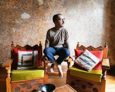 Hunters of the Alps sentado en un ambiente beige