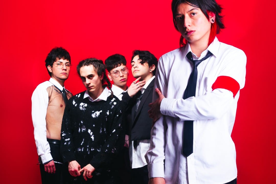 Instincktt posando con camisas blancas y fondo rojo