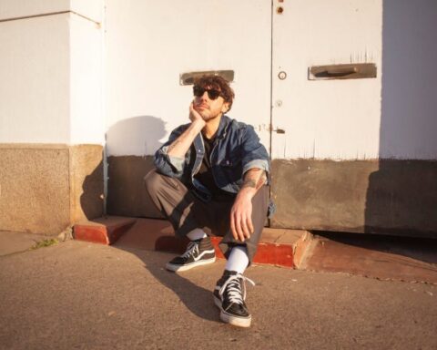 Jawar sentado en la puerta de un domicilio