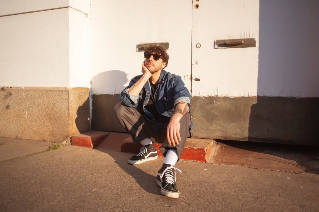 Jawar sentado en la puerta de un domicilio