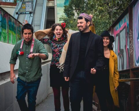 Las Forasteritas caminando en una calle de Barcelona