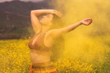 Montse en un campo de flores amarillas