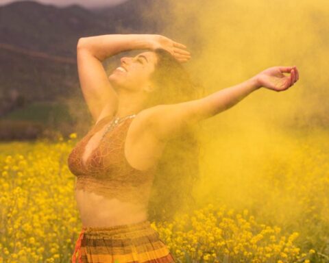 Montse en un campo de flores amarillas