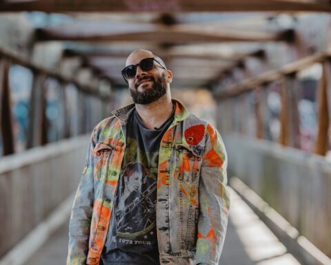 Nico Saba posando en un puente