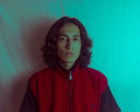 Raze con casaca roja y fondo color turquesa