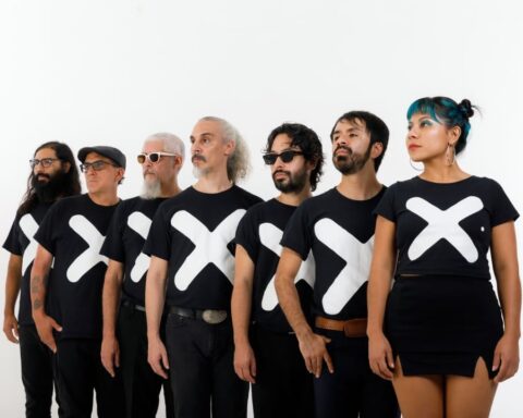 Sonido Gallo Negro posando alineados con polos negros con una X blanca