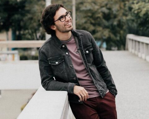 Torres Miró posando en un puente peatonal
