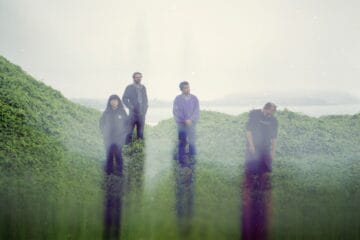 Umi Murasaki posando en el acantilado con neblina