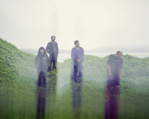 Umi Murasaki posando en el acantilado con neblina