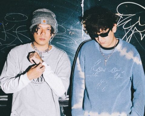 Waveheads posando con una pared negra detrás