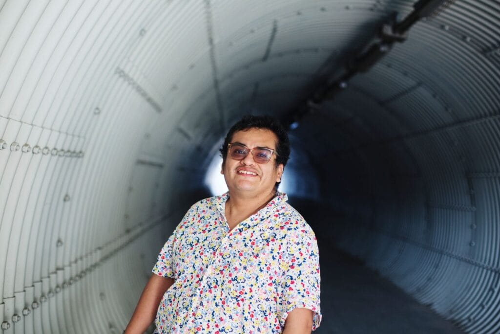 Wilder Gonzales Agreda posando en un túnel
