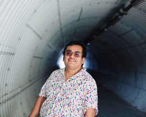 Wilder Gonzales Agreda posando en un túnel