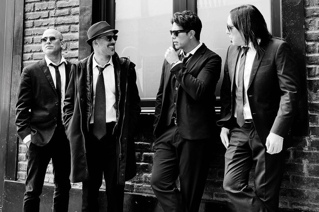 Zen posando en un calle en retrato a blanco y negro