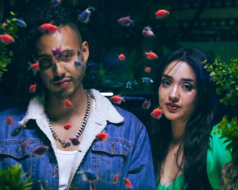 Ar1an y Elisa Tokeshi posan frente a una pecera