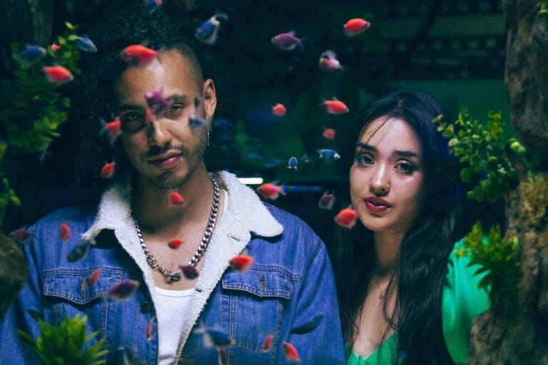 Ar1an y Elisa Tokeshi posan frente a una pecera