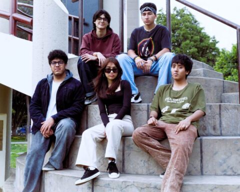 Bipoxx posando en una escalera.