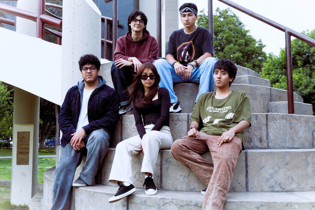 Bipoxx posando en una escalera.