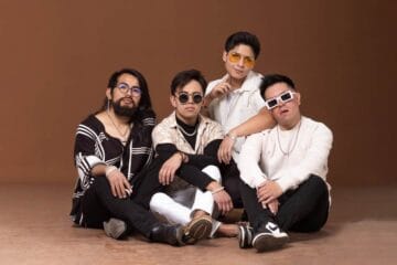 Blu Jaggers posando en un fondo marrón.