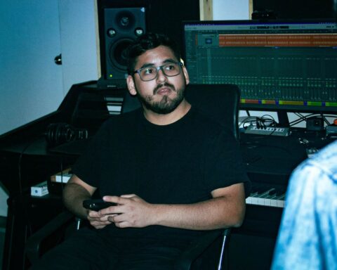 Eac On The Drums posando en el estudio de grabación.