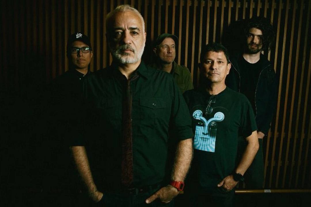 Left Avenue Joiners posando frente a la cámara en habitación negra