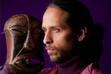 Piero Epifanía sosteniendo una máscara