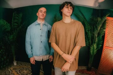 Jaze junto a Willy Rodríguez posando en una habitación