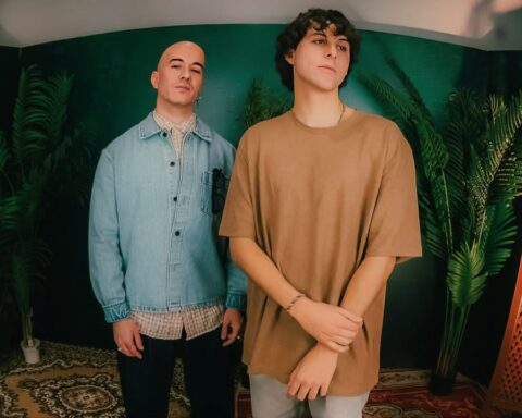 Jaze junto a Willy Rodríguez posando en una habitación