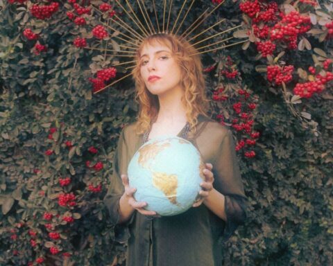 Jazmín y el Pelícano sosteniendo un globo terráqueo