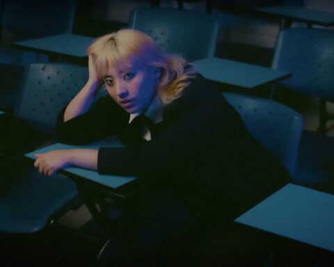 380 en el videoclip de Hombres