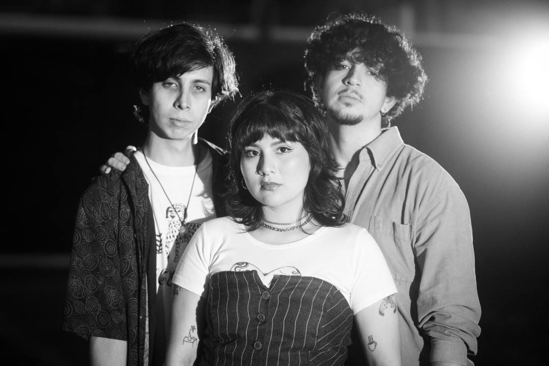 El trío Cometa a la Deriva en un fondo negro y blanco