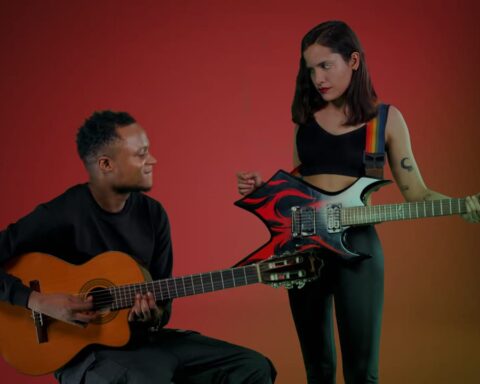 Ale Hop y Titi Bakorta con sus respectivas guitarras