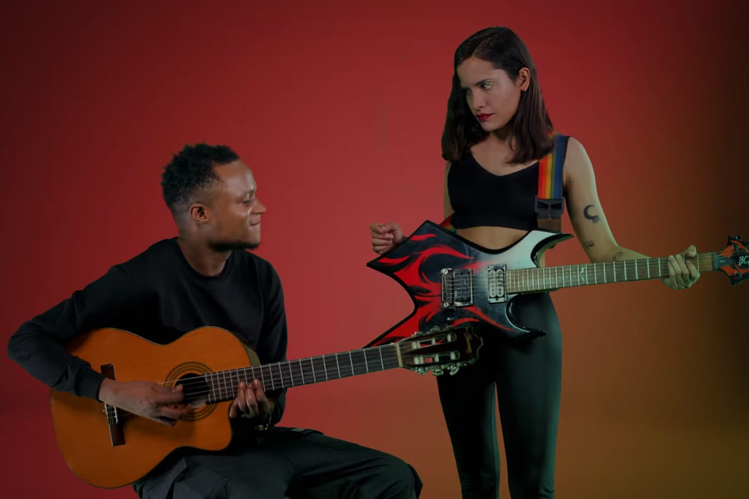 Ale Hop y Titi Bakorta con sus respectivas guitarras