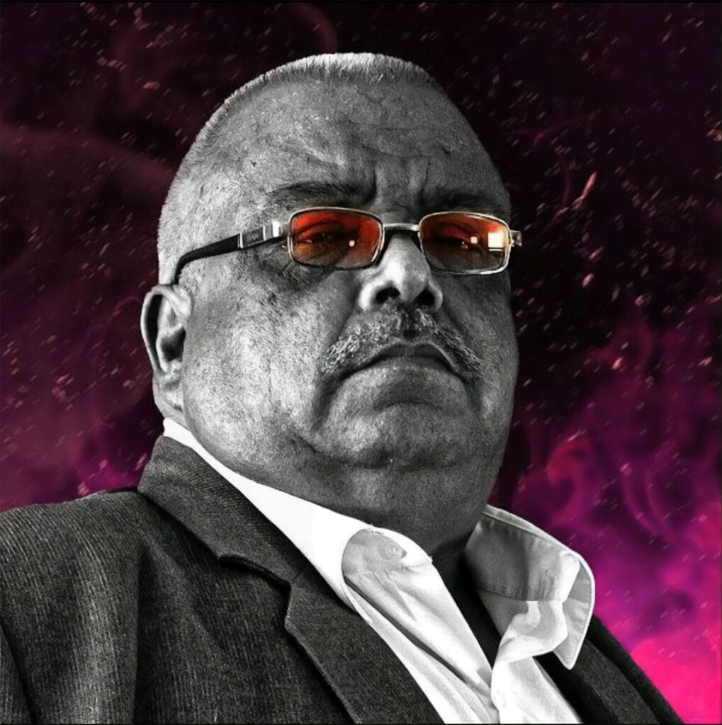 El Malo posando en un fondo morado